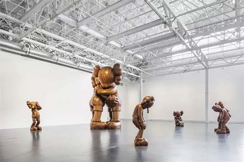 “KAWS：始于終點(diǎn)”展覽現(xiàn)場(chǎng)